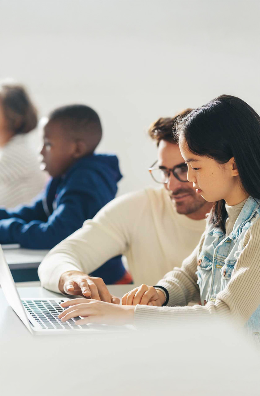 Teacher_Students_Computer_Vertical
